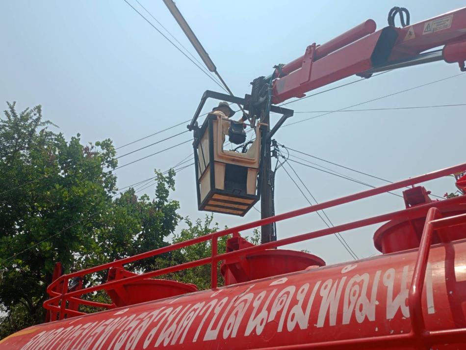 ติดตั้งโคมไฟฟ้าส่องสว่าง